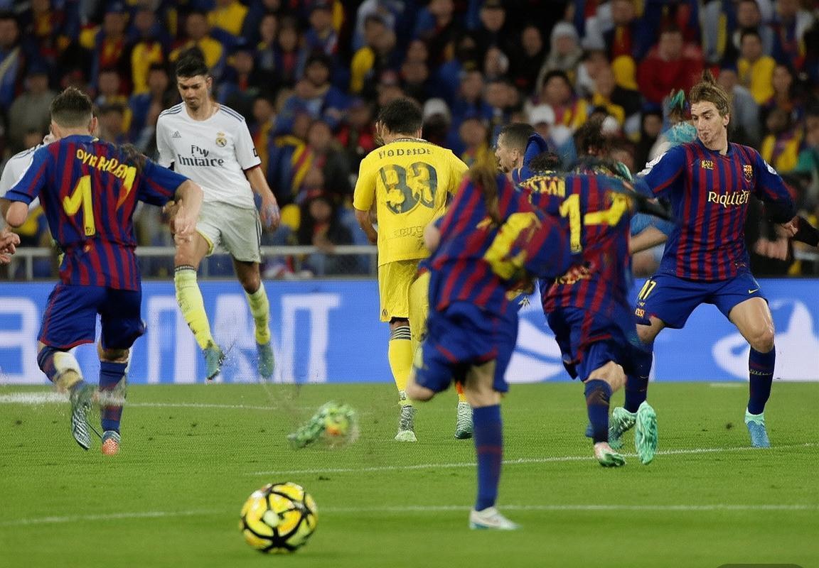 巴塞罗那VS皇家马德里：百年恩怨与传控反击对决回顾(图2)